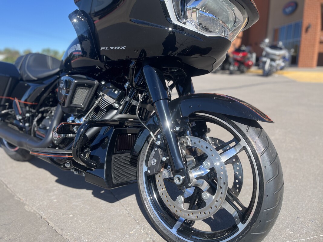 2025 Harley-Davidson Road Glide FLTRX Vivid Black w/ El Roy Pinstriping - Photo 9