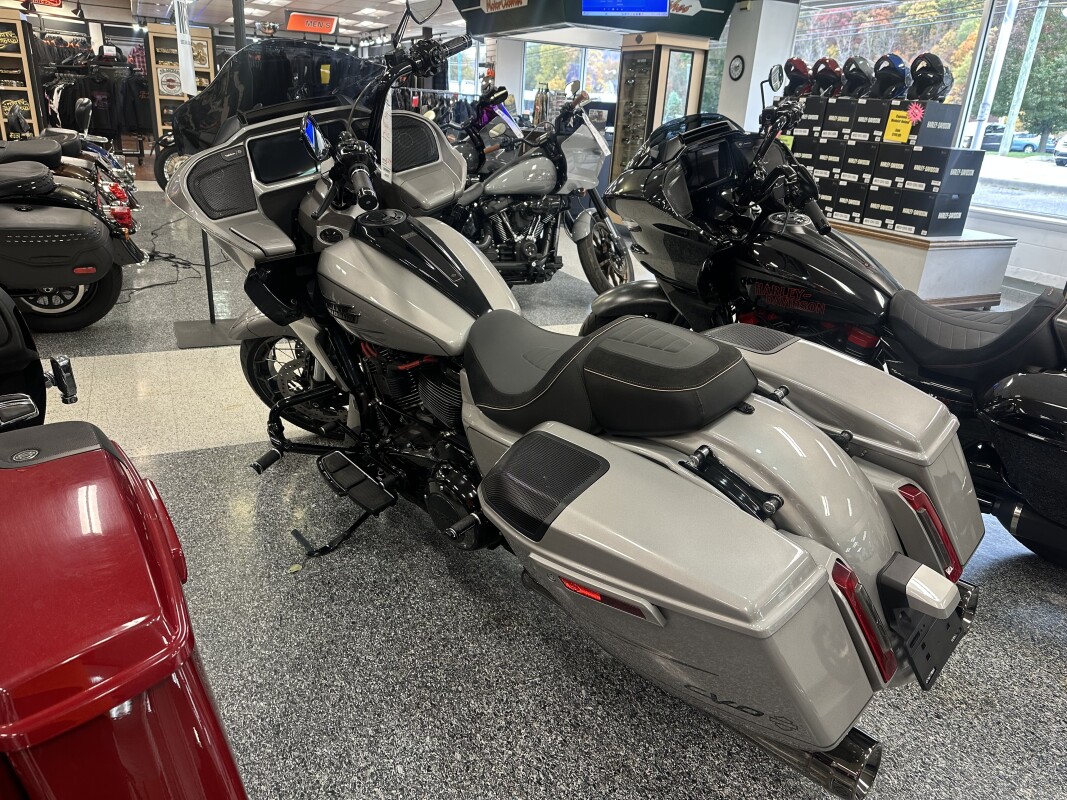 2023 Harley-Davidson CVO Road Glide Dark Platinum w/Pinstripe - Photo 3