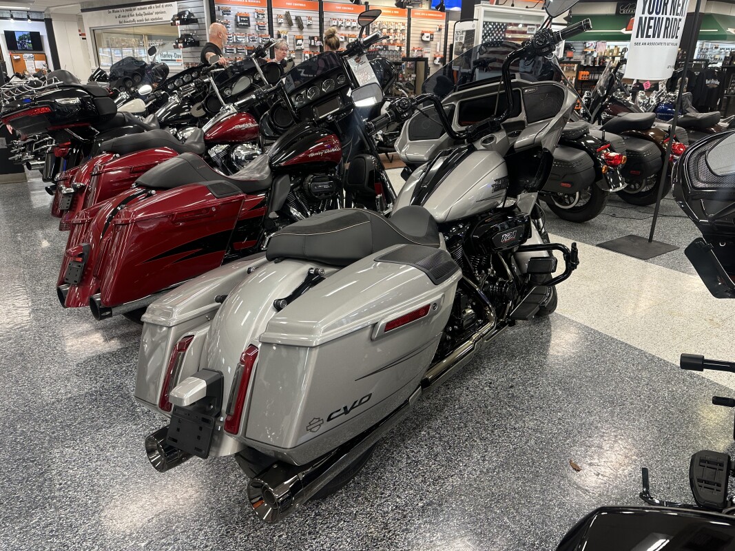 2023 Harley-Davidson CVO Road Glide Dark Platinum w/Pinstripe - Photo 4