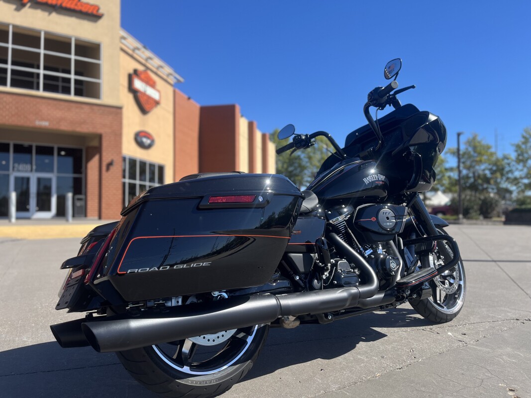 2025 Harley-Davidson Road Glide FLTRX Vivid Black w/ El Roy Pinstriping - Photo 3