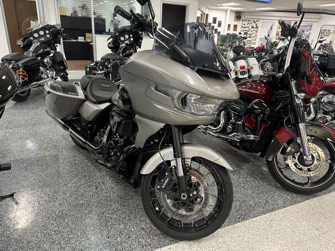 2023 Harley-Davidson CVO Road Glide Dark Platinum w/Pinstripe