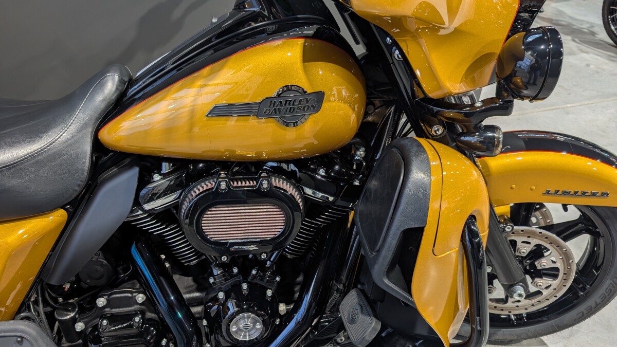 2023 Harley-Davidson Ultra Limited Prospect Gold/Vivid Black - Black Finish - Photo 2