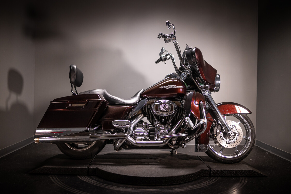 2011 Street Glide (FLHX) - Photo 2