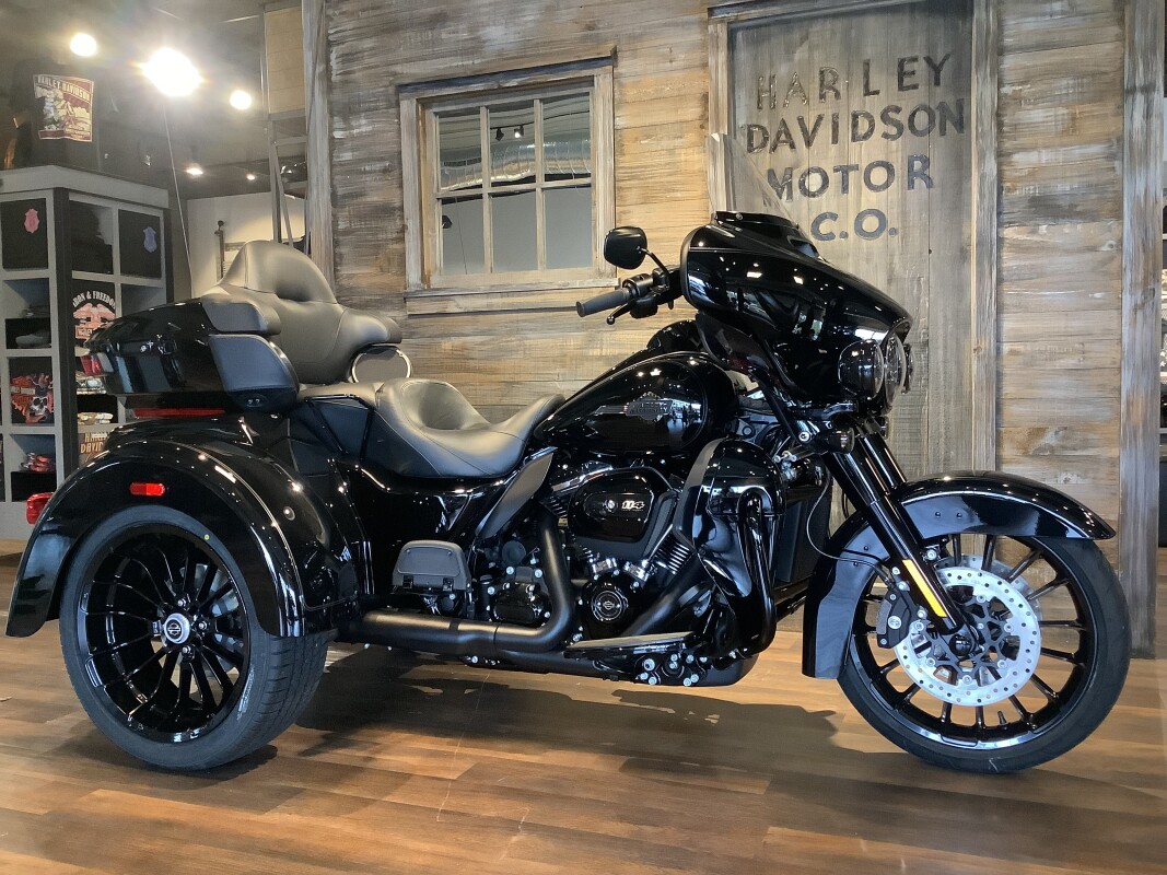 Harley-Davidson® Tri Glide® Ultra 2025 FLHTCUTG T58-25 Vivid Black - Black Finish