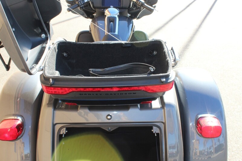 Harley-Davidson Tri Glide Ultra 2021 FLHTCUTG 858802A GAUNT GRY MET/VIV BK W/12 D - Photo 9