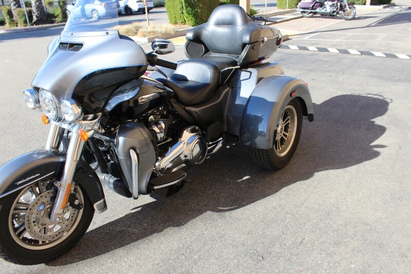 Harley-Davidson Tri Glide Ultra 2021 FLHTCUTG 858802A GAUNT GRY MET/VIV BK W/12 D - Photo 2