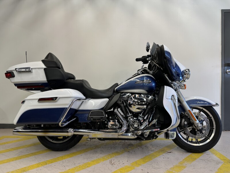2015 Harley-Davidson® Electra Glide® Ultra Classic™ Two-Tone White Hot Pearl/Blue Hot Pearl