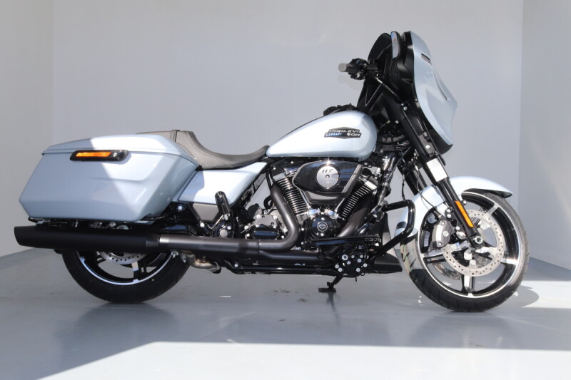 2024 Harley-Davidson® Street Glide® Atlas Silver Metallic - Black Finish