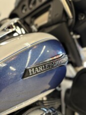 2015 Harley-Davidson® Electra Glide® Ultra Classic™ Two-Tone White Hot Pearl/Blue Hot Pearl thumb 0
