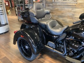Harley-Davidson® Tri Glide® Ultra 2025 FLHTCUTG T58-25 Vivid Black - Black Finish thumb 0