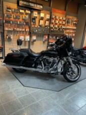 2017 Harley-Davidson® Street Glide® Special Vivid Black thumb 3