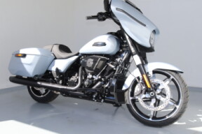 2024 Harley-Davidson® Street Glide® Atlas Silver Metallic - Black Finish thumb 2