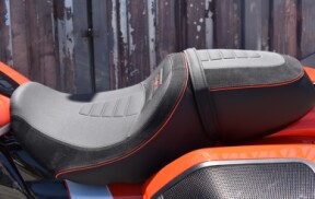 2024 Harley-Davidson® CVO™ Street Glide FLHXSE thumb 2