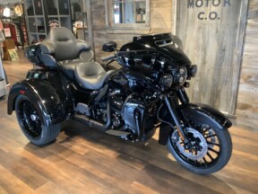 Harley-Davidson® Tri Glide® Ultra 2025 FLHTCUTG T58-25 Vivid Black - Black Finish thumb 3