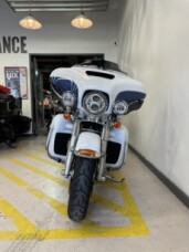 2015 Harley-Davidson® Electra Glide® Ultra Classic™ Two-Tone White Hot Pearl/Blue Hot Pearl thumb 2
