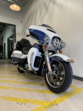 2015 Harley-Davidson® Electra Glide® Ultra Classic™ Two-Tone White Hot Pearl/Blue Hot Pearl thumb 3