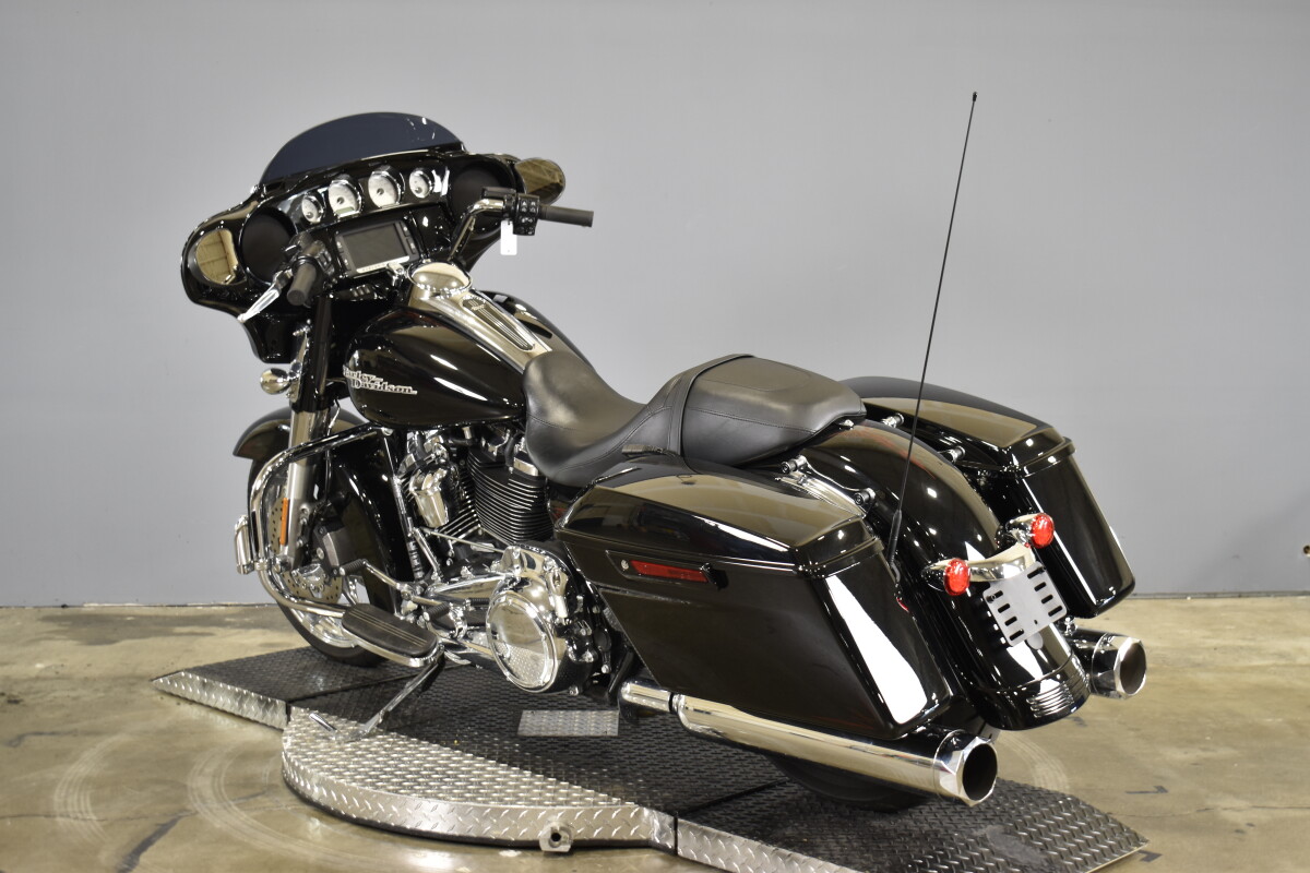 2017 Harley-Davidson Street Glide Special FLHXS - Photo 6