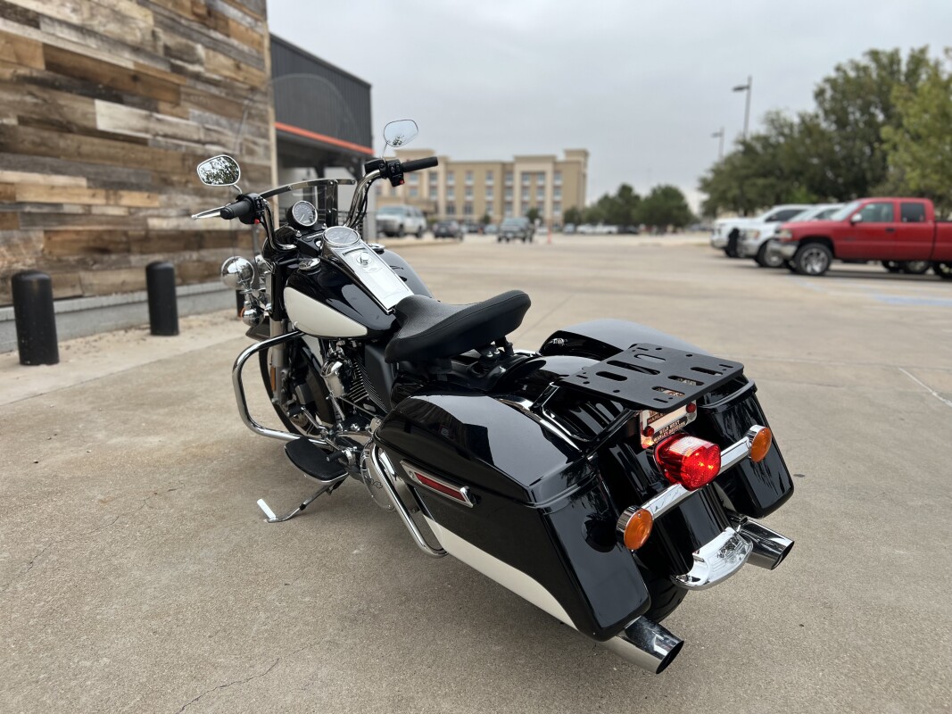 2022 Police Road King Vivid Black / Birch White / Silver pinstripe - Photo 6