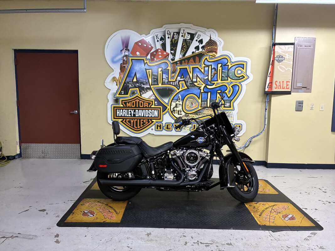 2025 Harley-Davidson® Heritage Classic Vivid Black w/Cast Wheels FLHC