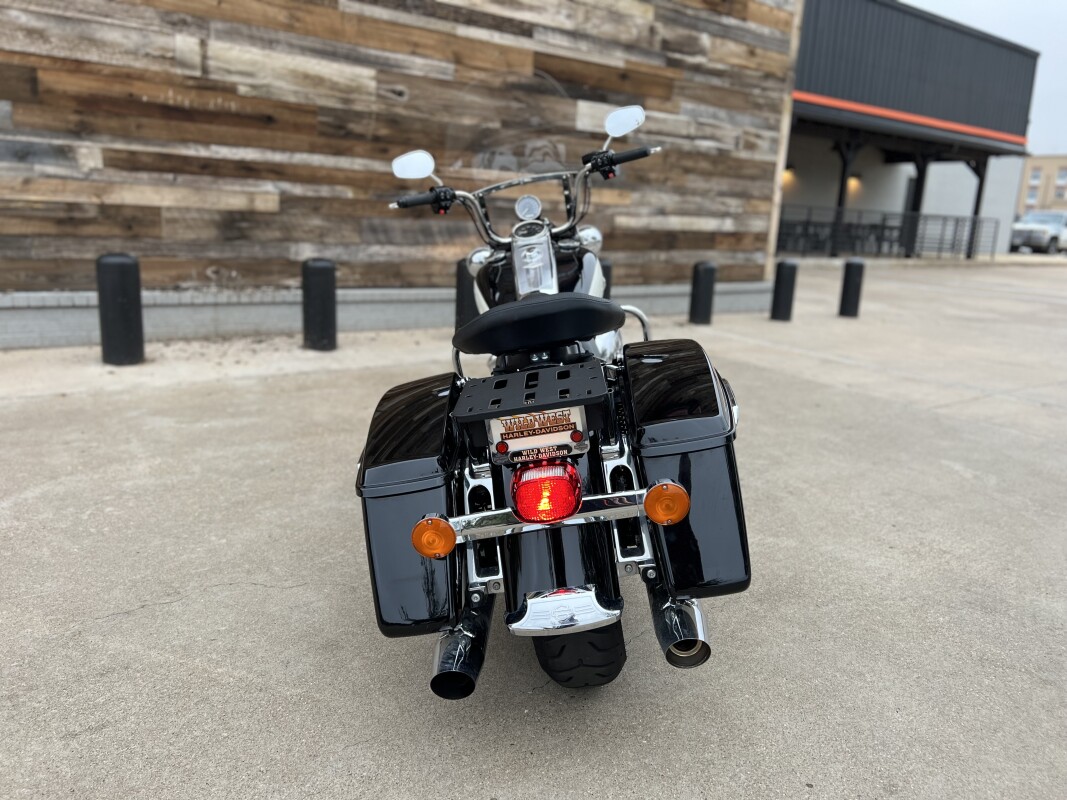 2022 Police Road King Vivid Black / Birch White / Silver pinstripe - Photo 7