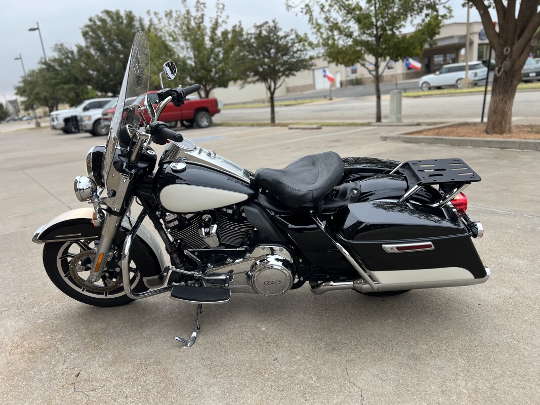 2022 Police Road King Vivid Black / Birch White / Silver pinstripe - Photo 5