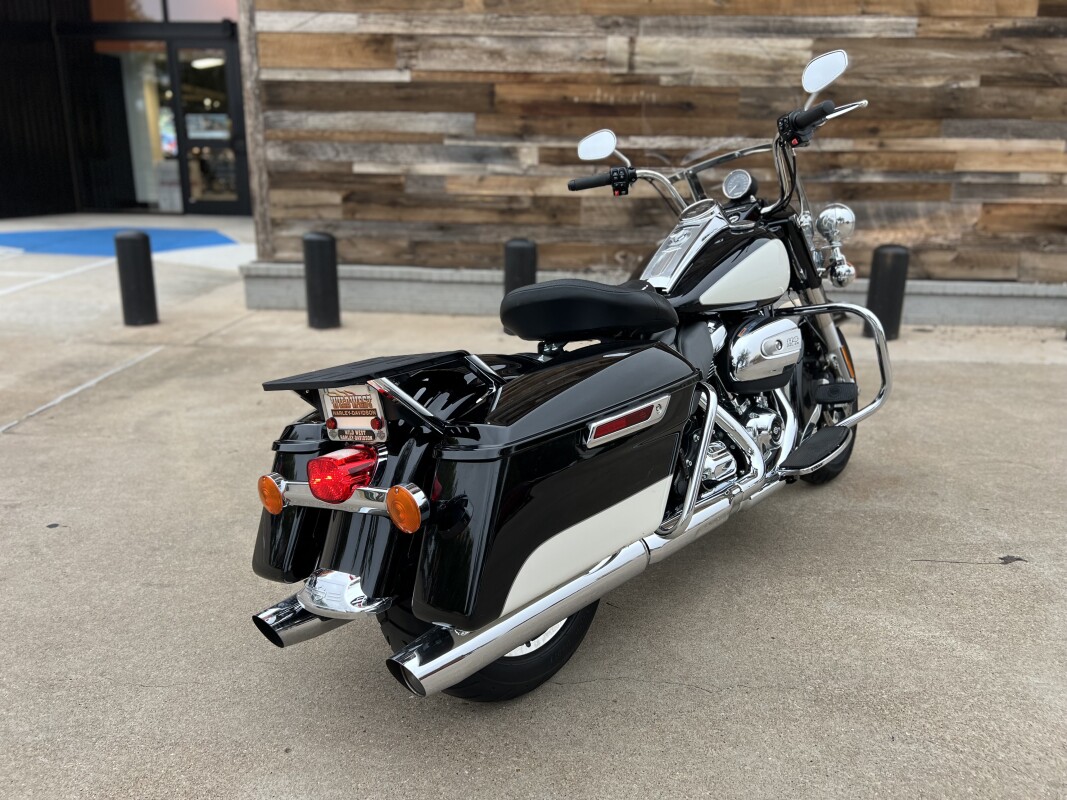 2022 Police Road King Vivid Black / Birch White / Silver pinstripe - Photo 8