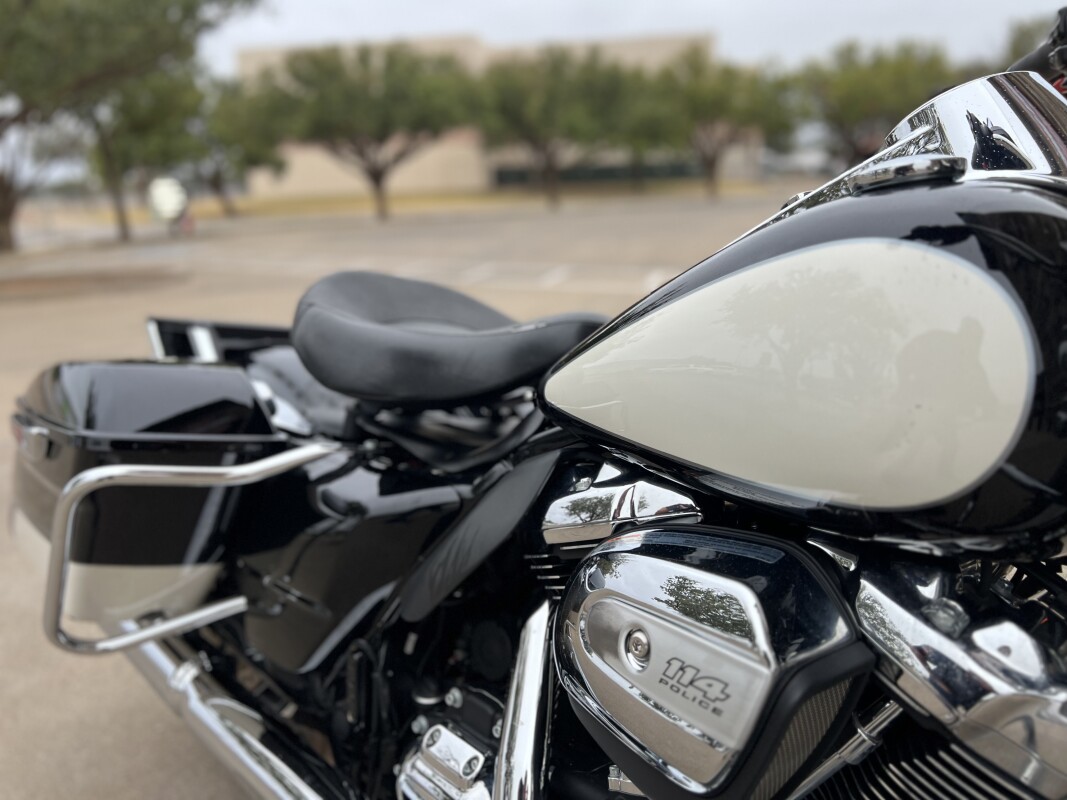 2022 Police Road King Vivid Black / Birch White / Silver pinstripe - Photo 9
