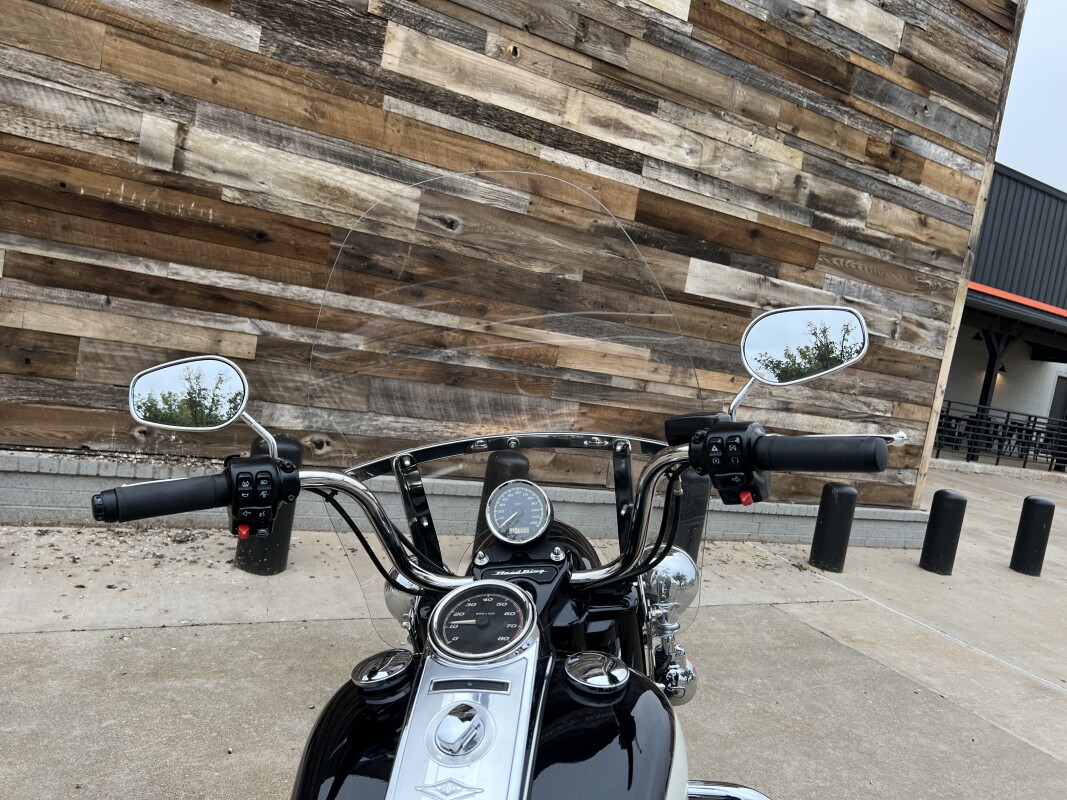 2022 Police Road King Vivid Black / Birch White / Silver pinstripe - Photo 10