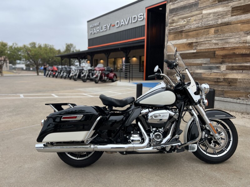 2022 Police Road King Vivid Black / Birch White / Silver pinstripe