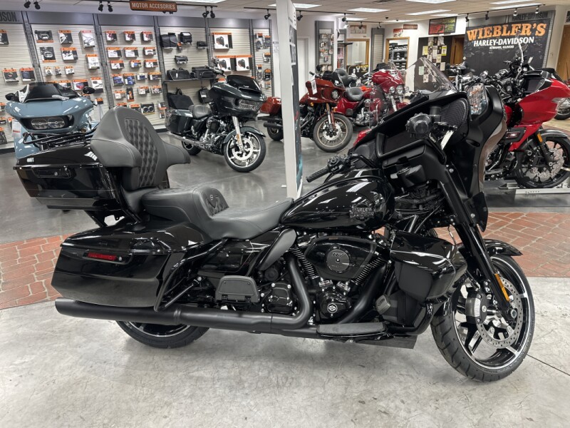 2025 Harley-Davidson<sup>®</sup> Street Glide® Ultra Vivid Black - Black Finish