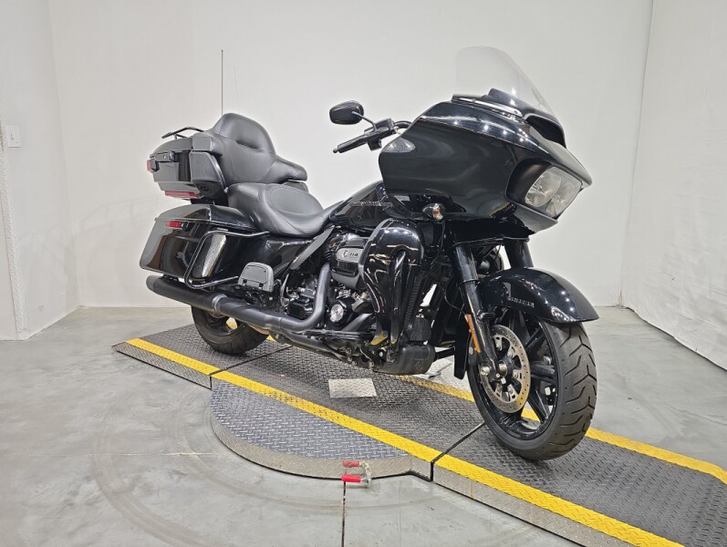 2022 Harley-Davidson® Road Glide® Limited Vivid Black - Black Finish