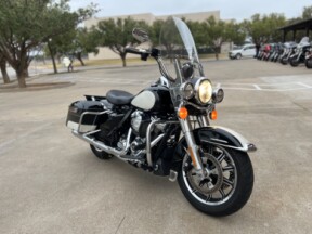 2022 Police Road King Vivid Black / Birch White / Silver pinstripe thumb 2