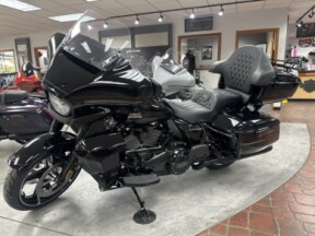 2025 Harley-Davidson<sup>®</sup> Street Glide® Ultra Vivid Black - Black Finish thumb 2