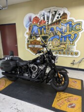 2025 Harley-Davidson® Heritage Classic Vivid Black w/Cast Wheels FLHC thumb 2