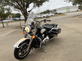 2022 Police Road King Vivid Black / Birch White / Silver pinstripe thumb 0