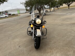 2022 Police Road King Vivid Black / Birch White / Silver pinstripe thumb 1