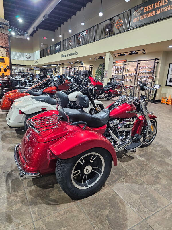 2018 Harley-Davidson Freewheeler Wicked Red - Photo 2