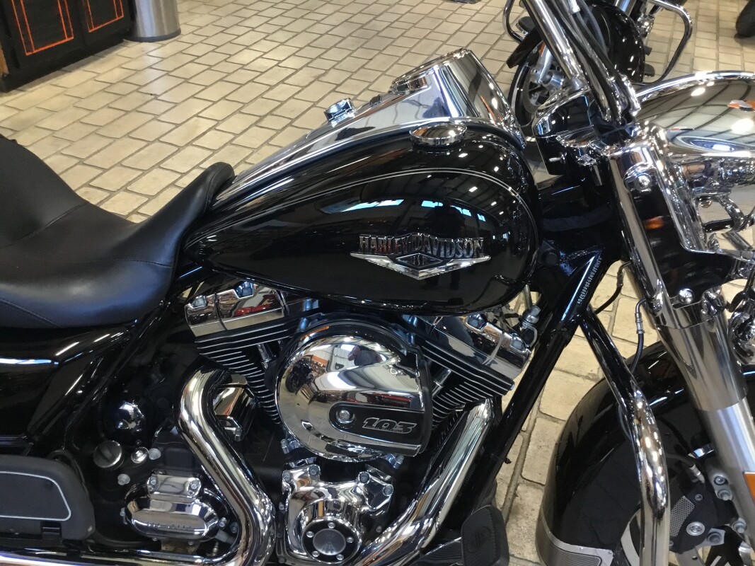 2016 Harley-Davidson Road King Vivid Black - Photo 2