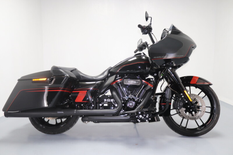2018 Harley-Davidson® CVO™ Road Glide® Black Earth & Vivid Black