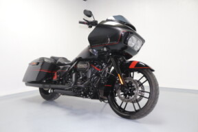 2018 Harley-Davidson® CVO™ Road Glide® Black Earth & Vivid Black thumb 2