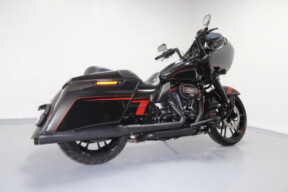 2018 Harley-Davidson® CVO™ Road Glide® Black Earth & Vivid Black thumb 3