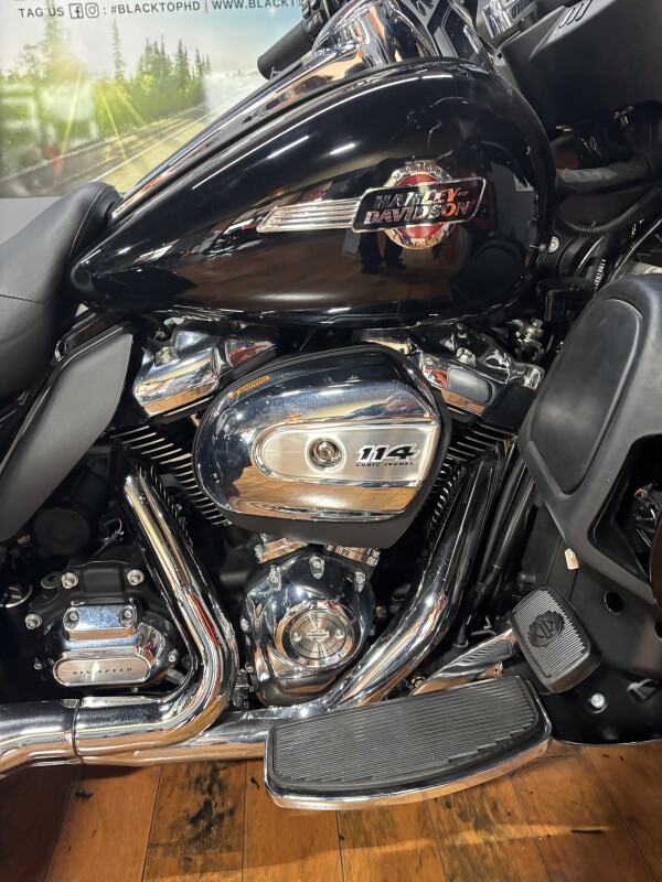 2022 Harley-Davidson Tri Glide Ultra BLACK W/ PINSTRIPE - Photo 2