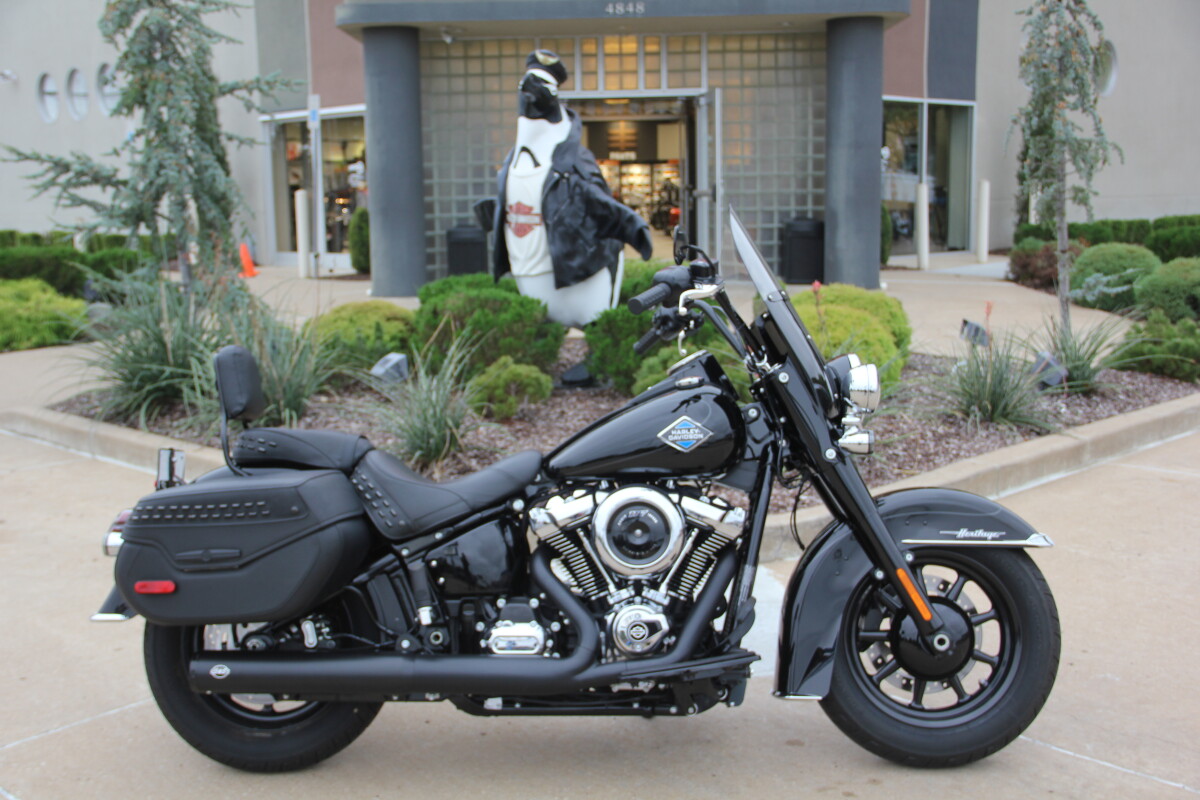 2025 Harley-Davidson Heritage Classic Vivid Black w/Cast Wheels - Photo 2