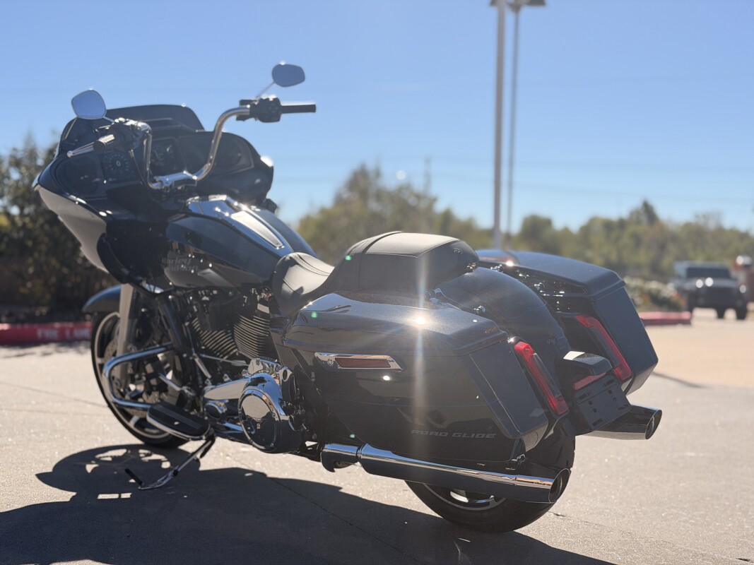 2025 Harley-Davidson Road Glide Vivid Black w/ El Roy Pinstriping - Photo 4