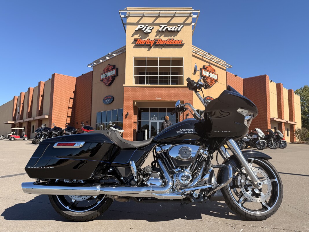 2025 Harley-Davidson Road Glide Vivid Black w/ El Roy Pinstriping