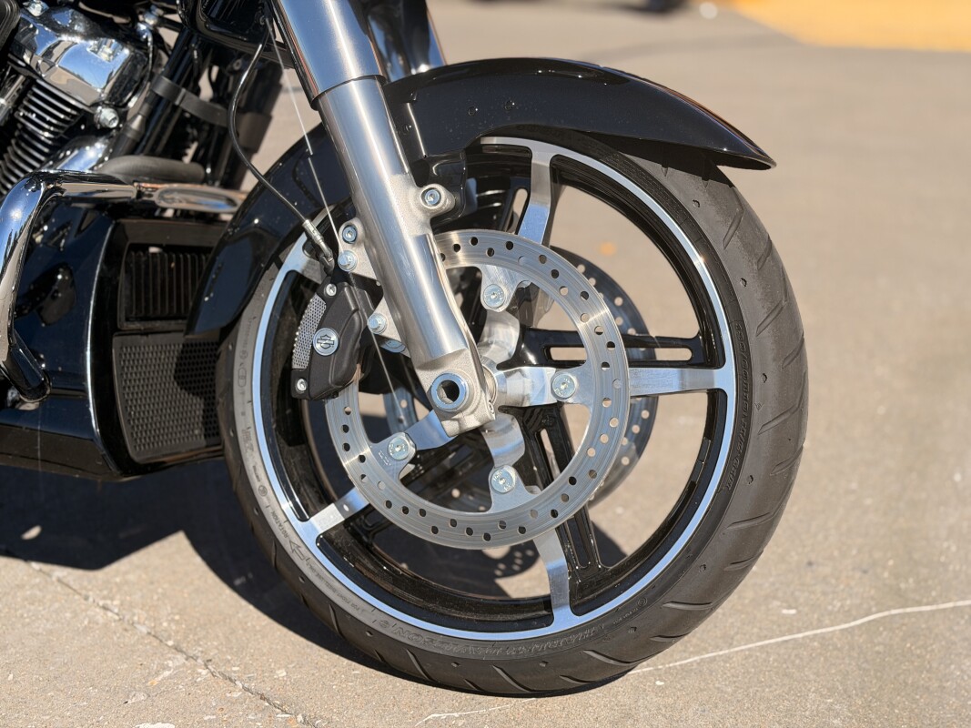 2025 Harley-Davidson Road Glide Vivid Black w/ El Roy Pinstriping - Photo 9