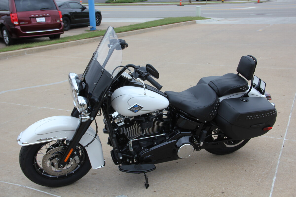 2025 Harley-Davidson Heritage Classic White Onyx w/Laced Wheels - Photo 6