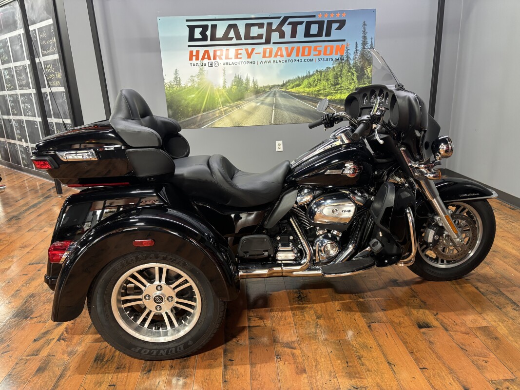 2022 Harley-Davidson Tri Glide Ultra BLACK W/ PINSTRIPE