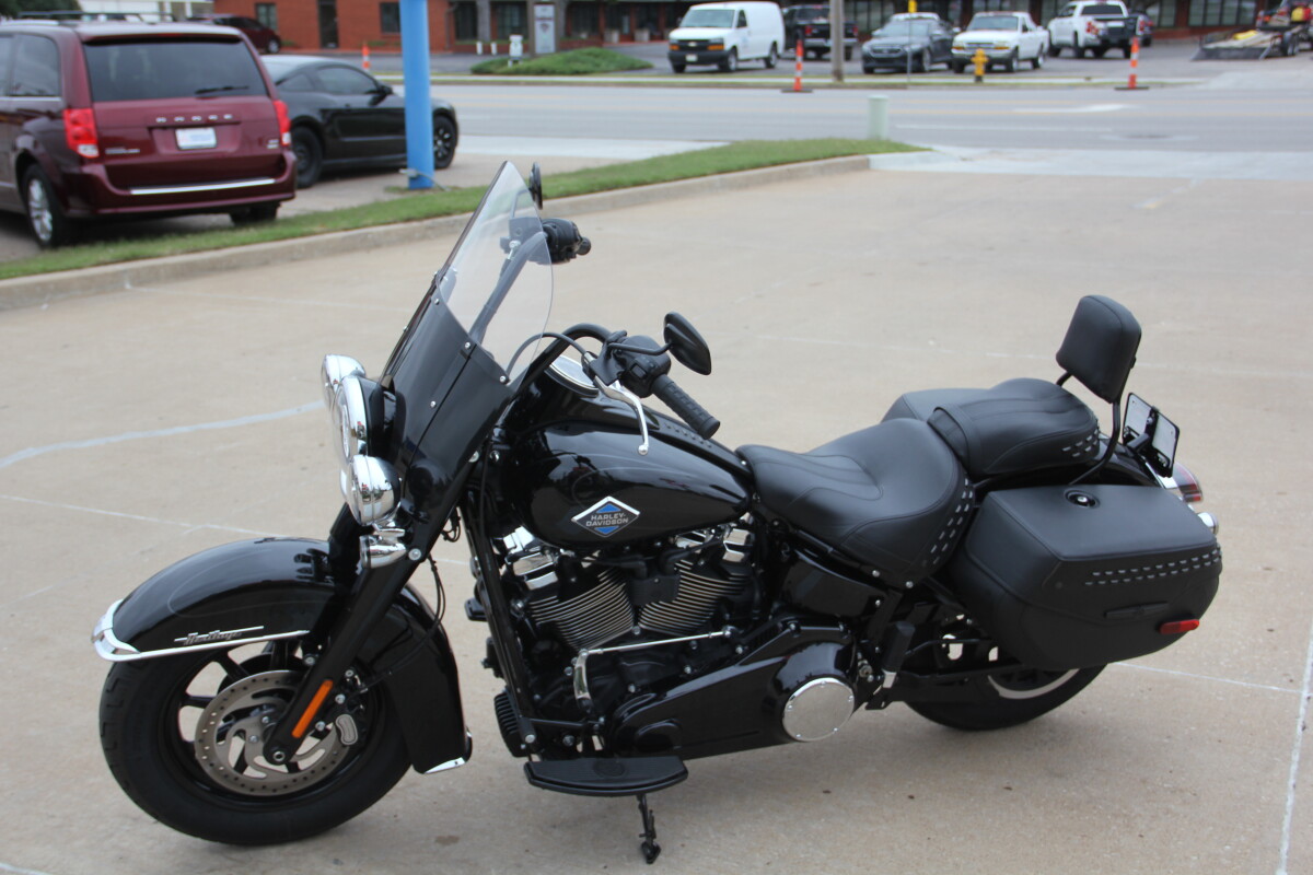 2025 Harley-Davidson Heritage Classic Vivid Black w/Cast Wheels - Photo 6