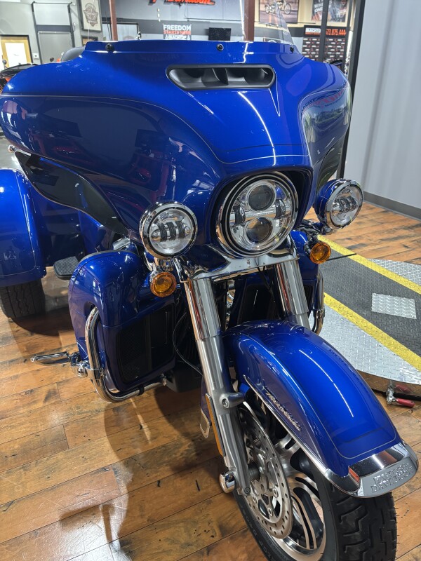 2024 Harley-Davidson Tri Glide Ultra BLUE BURST W/ PINSTRIPE - Photo 4